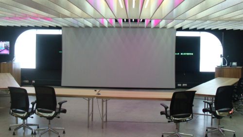 Projektionswand Konferenzraum, mit unsichtbarem Rahmen, alle Formate